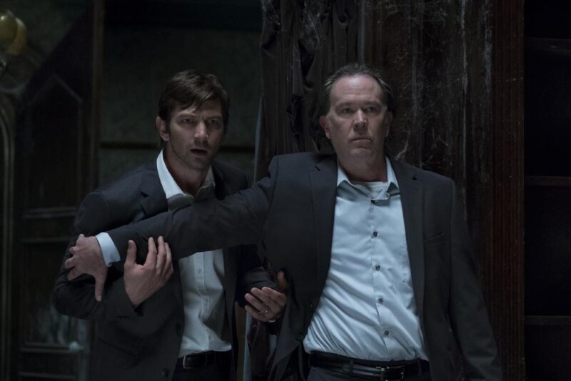Michiel Huisman e Timothy Hutton in The Haunting of Hill House